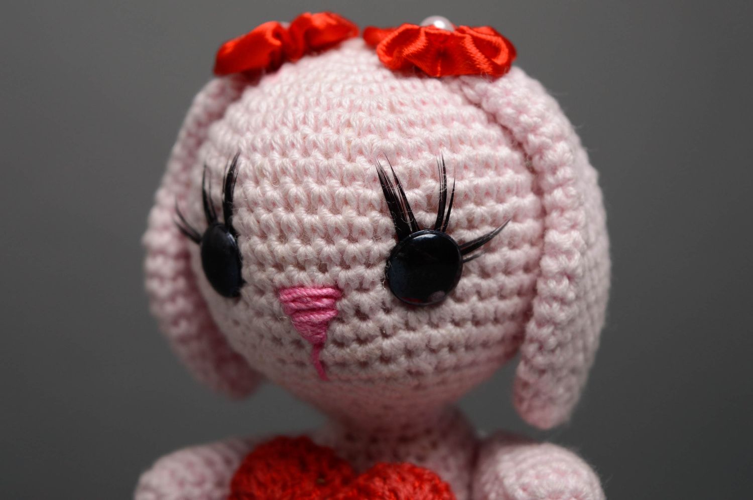 Jouet décoratif tricoté au crochet fait main lapin rose avec coeur pour enfant photo 3