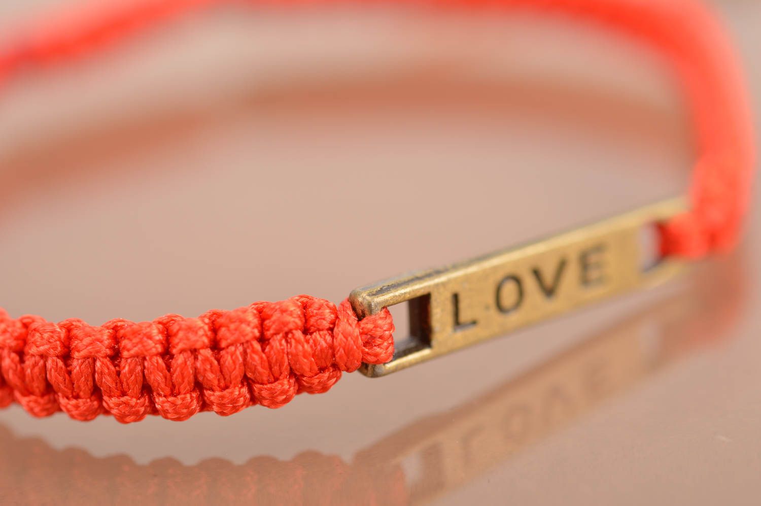 Красный браслет из шелковых ниток с металлической табличкой ручной работы фото 3