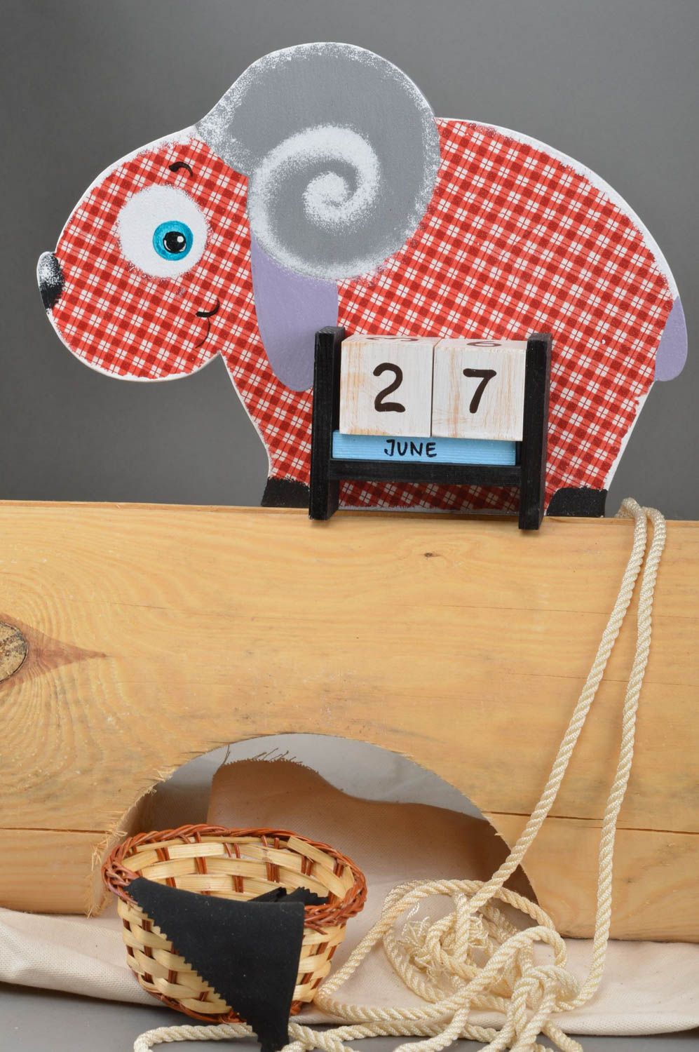 Детский календарь в виде барашка из фанеры декупаж в клеточку ручной работы фото 1