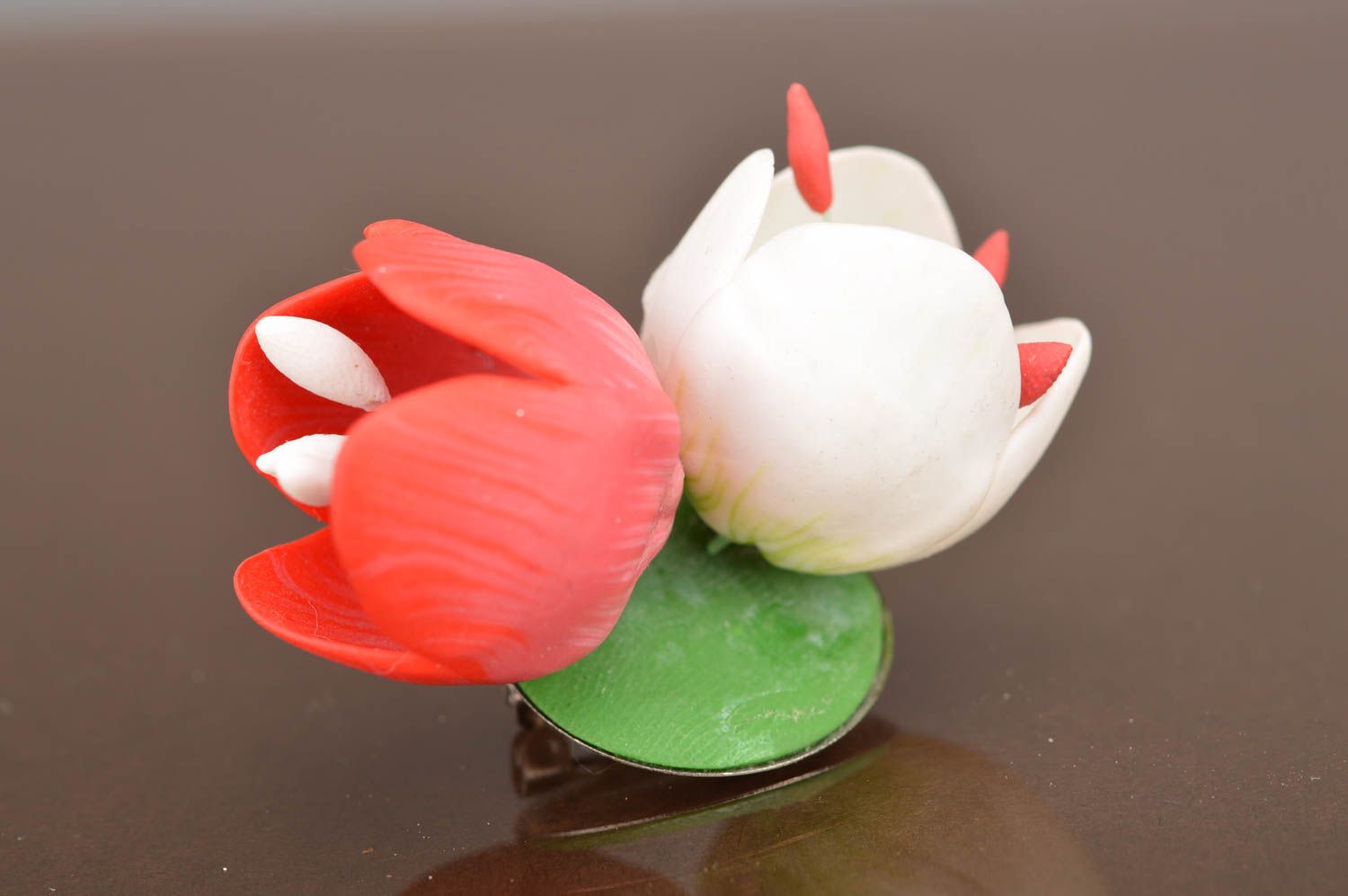 Broche en pâte polymère avec fleurs faite main Lis accessoire rouge blanc photo 5