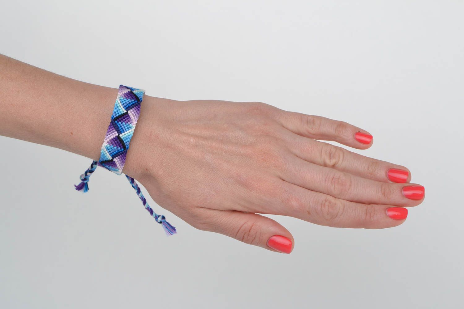 Bracelet en fils multicolores de tons bleus tressé en macramé à motif fait main photo 2