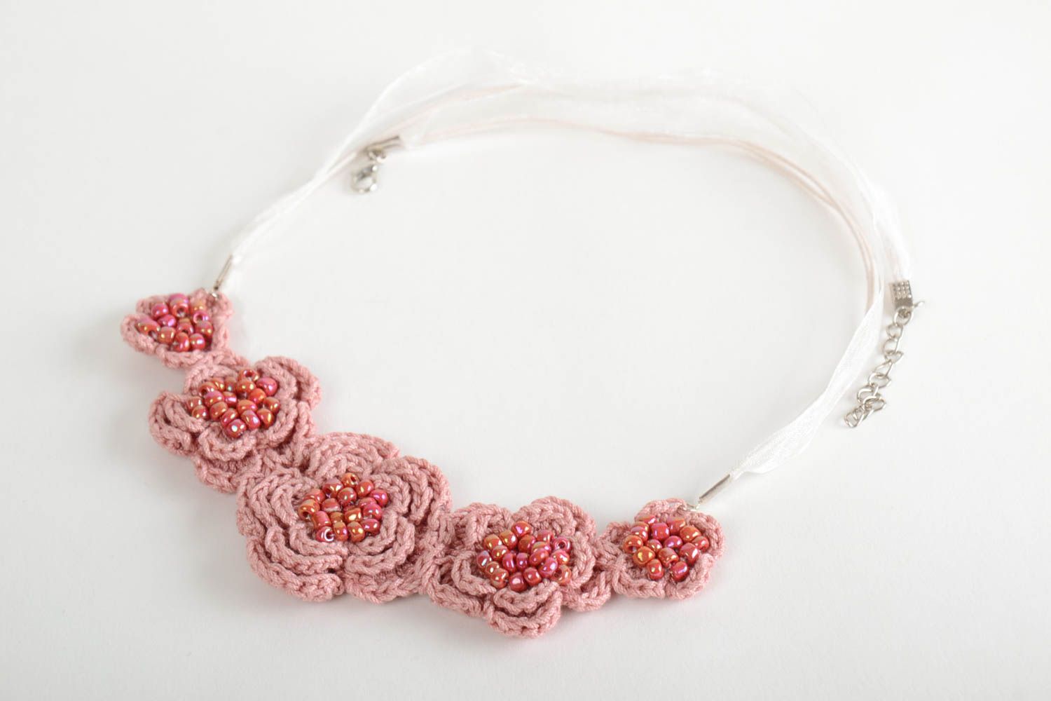 Collier avec fleurs tricotées au crochet de fils en coton fait main bijou photo 5