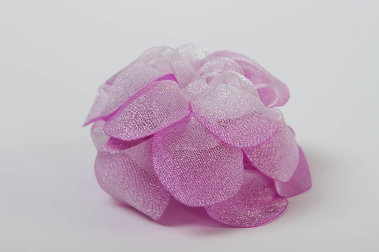 Небольшая резинка с цветком из органзы детская фиолетовая объемная ручной работы фото 3