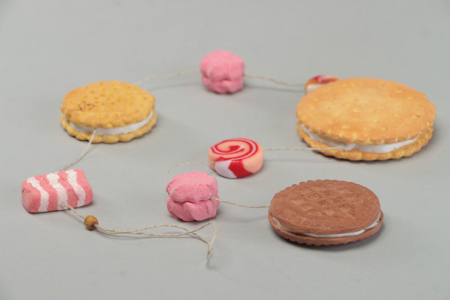 Handmade Polymerton Girlande aus dekorativen Süßigkeiten für festliche Dekorierung foto 2