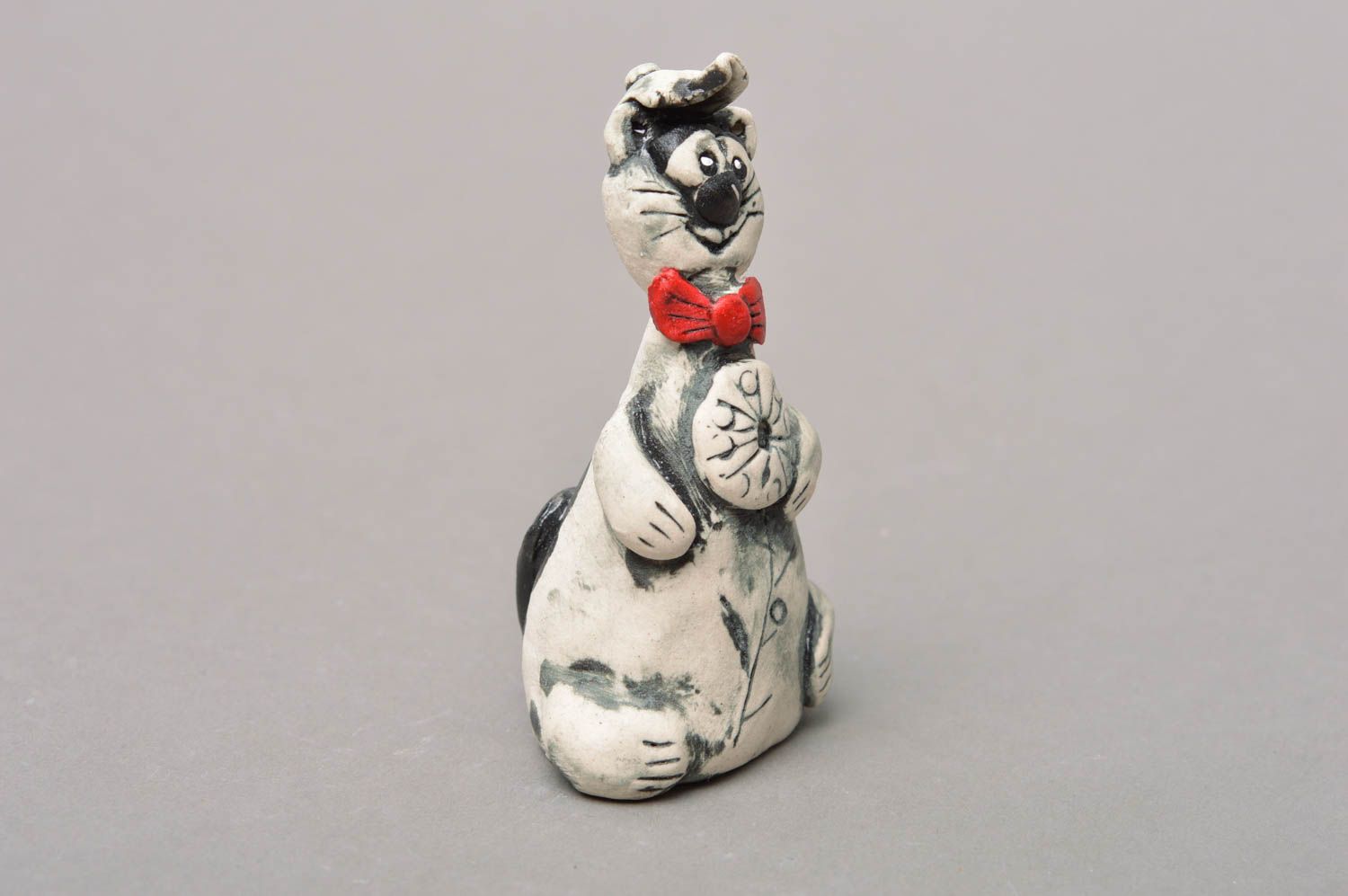 Lustige dekorative Figur aus Porzellan bemalt handmade Kater mit Schirmmütze foto 3