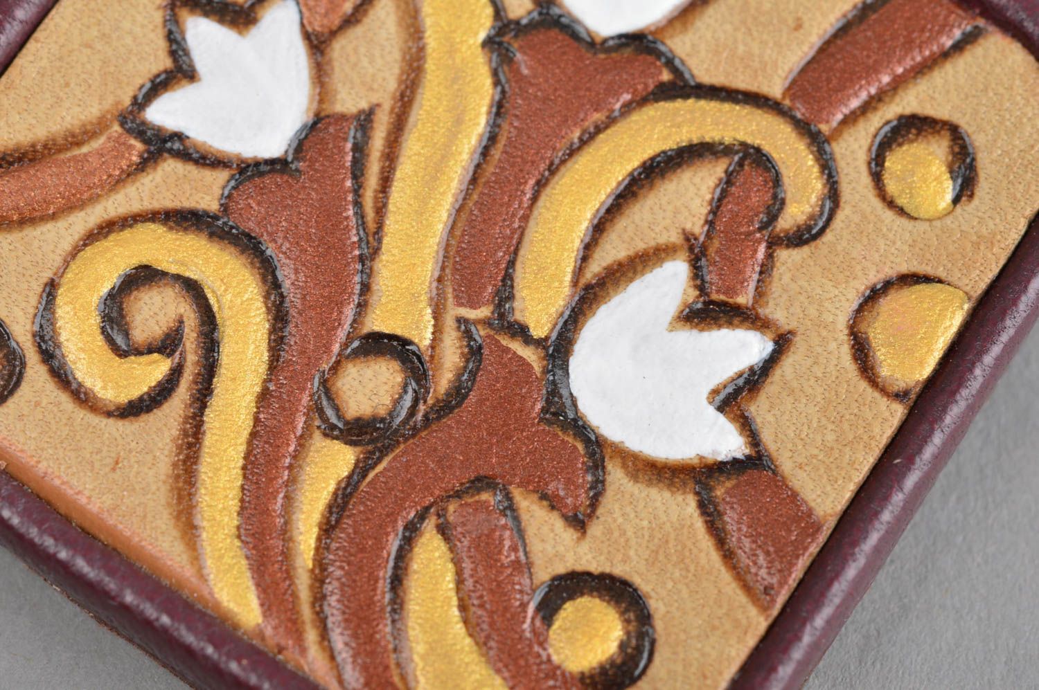 Pendentif en cuir naturel Bijou fait main motif floral peint Accessoire femme photo 3