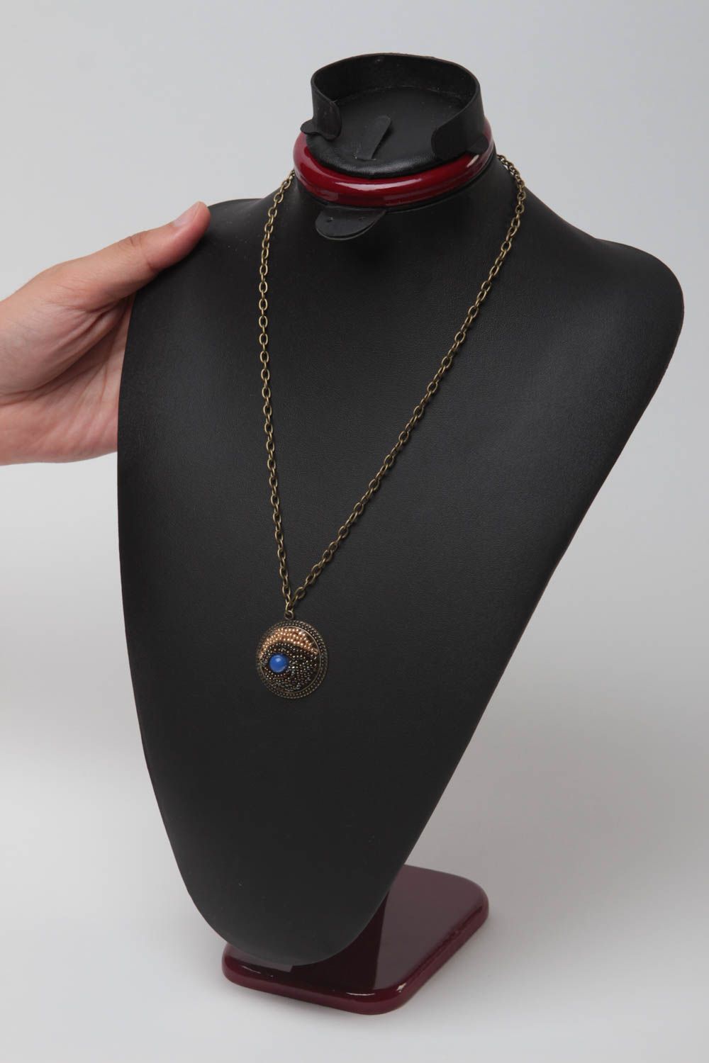 Pendentif rond Bijoux fait main Accessoire femme rond sur chaîne brodé design photo 5