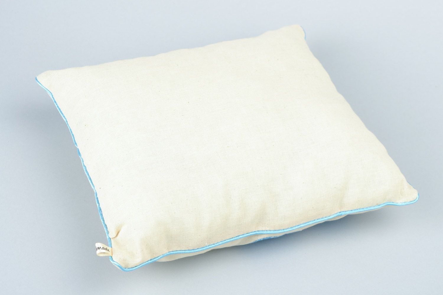Диванная подушка ручной работы из ткани с изображением зайца белая красивая фото 5