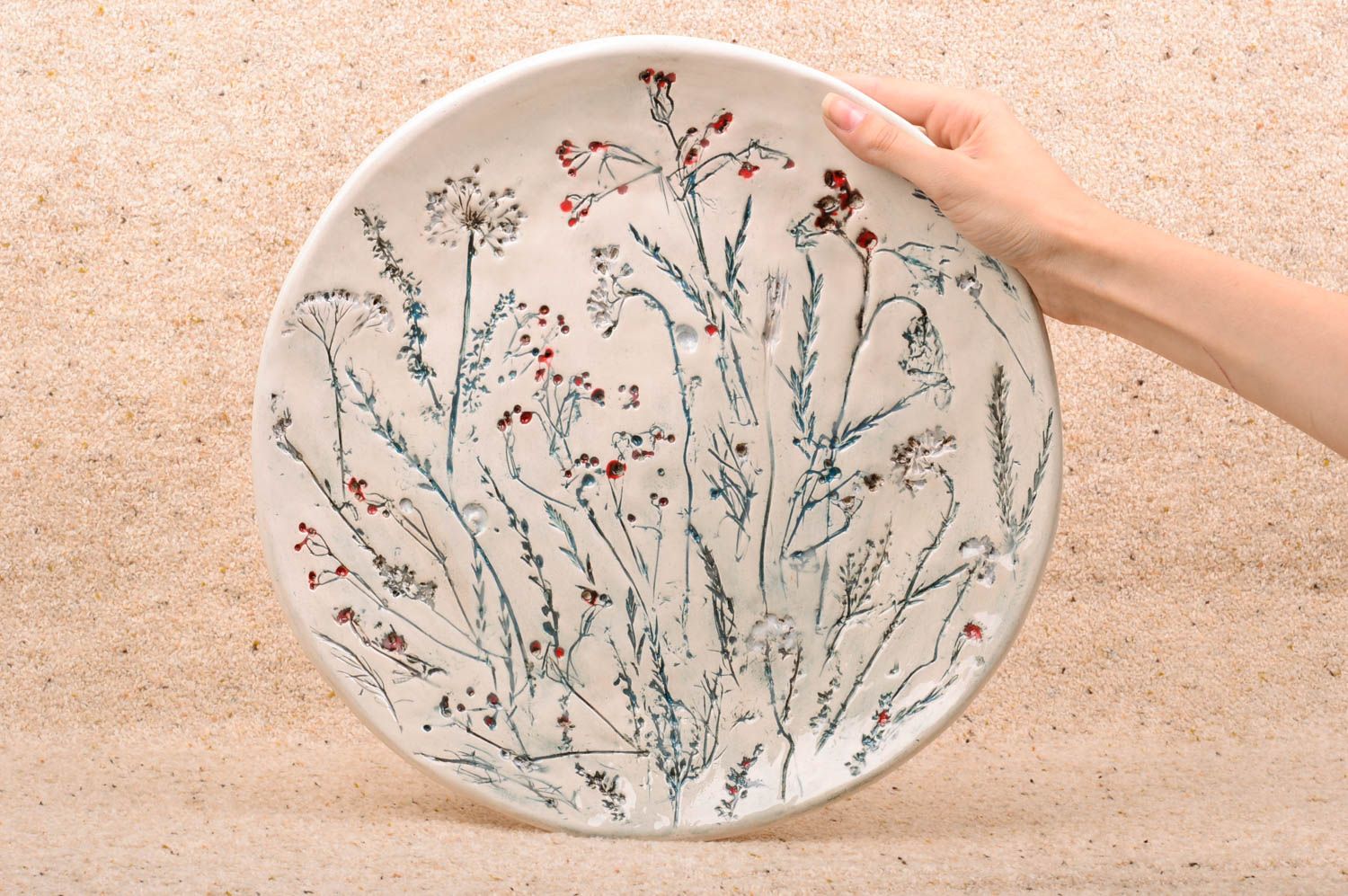 Керамическая тарелка с растительным узором ручная работа расписанная глазурью фото 2