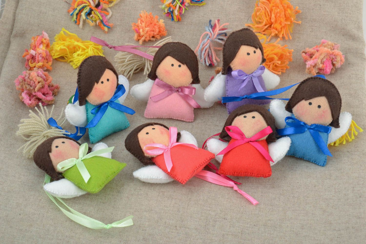Juego de siete juguetes de tela colgantes artesanales con forma de ángeles foto 1