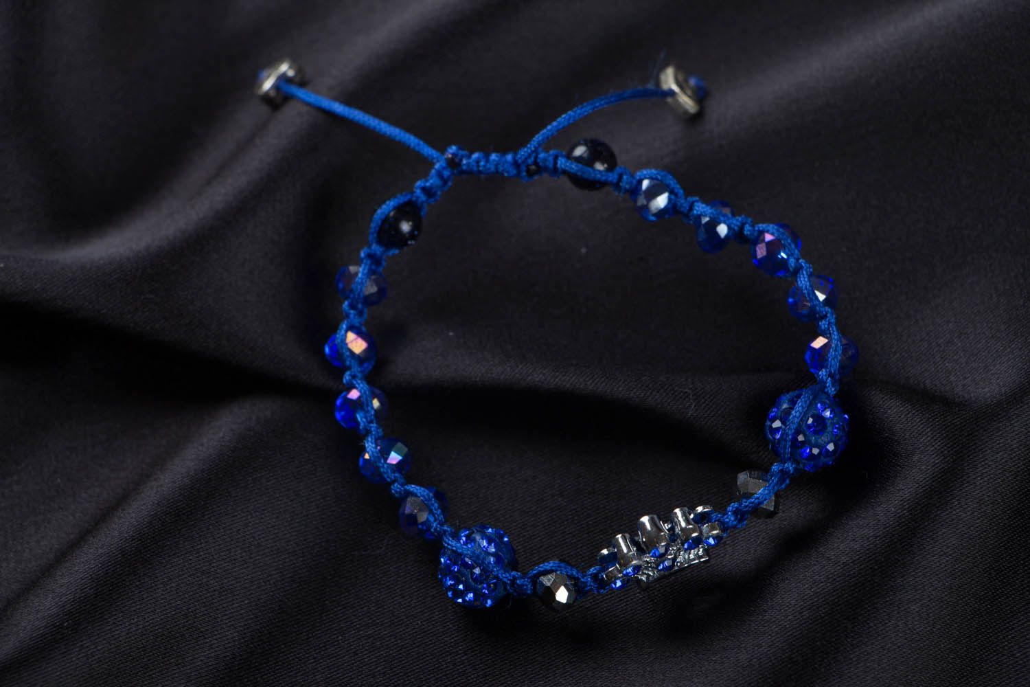 Thread bracelet with glass photo 1