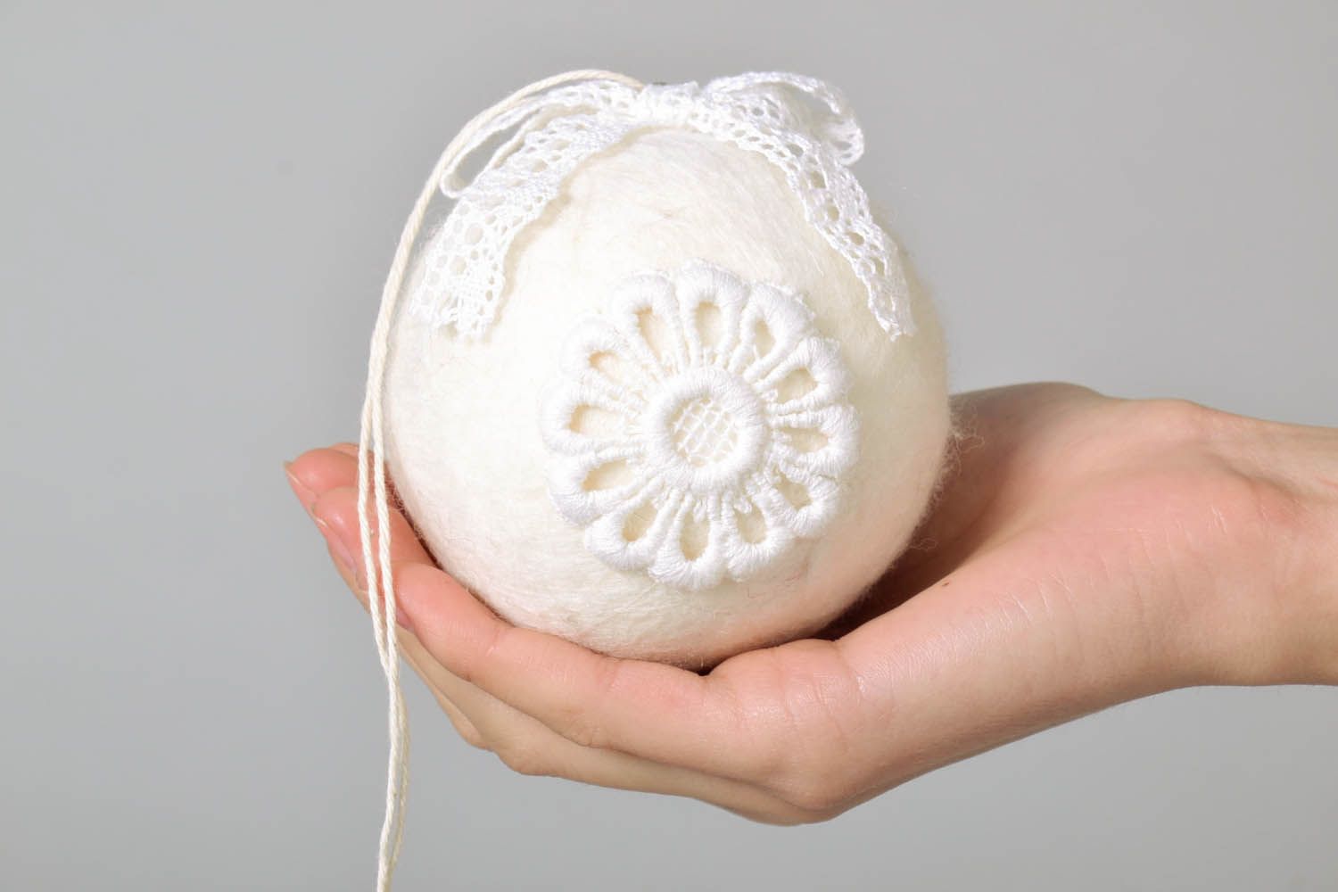 Bola artesanal de Natal de lã decorada à mão com lã e renda foto 5