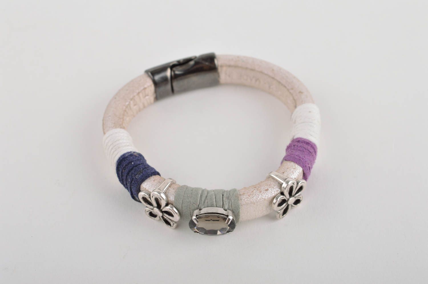 Bracelet cuir Bijou fait main blanc avec éléments décoratifs Cadeau pour femme photo 2