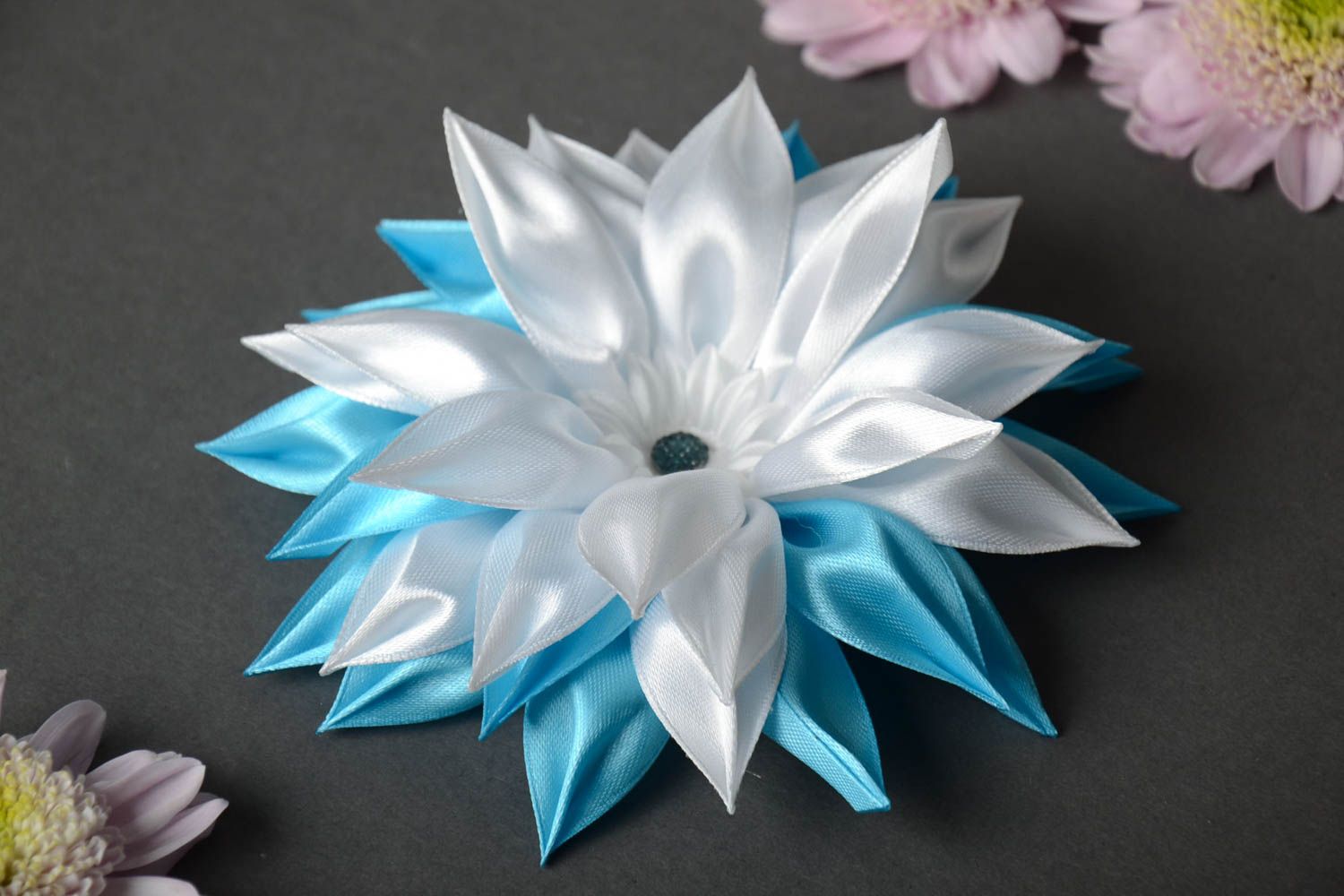 Belle fleur pour bijoux faite main en rubans de satin blanc bleu accessoire photo 1