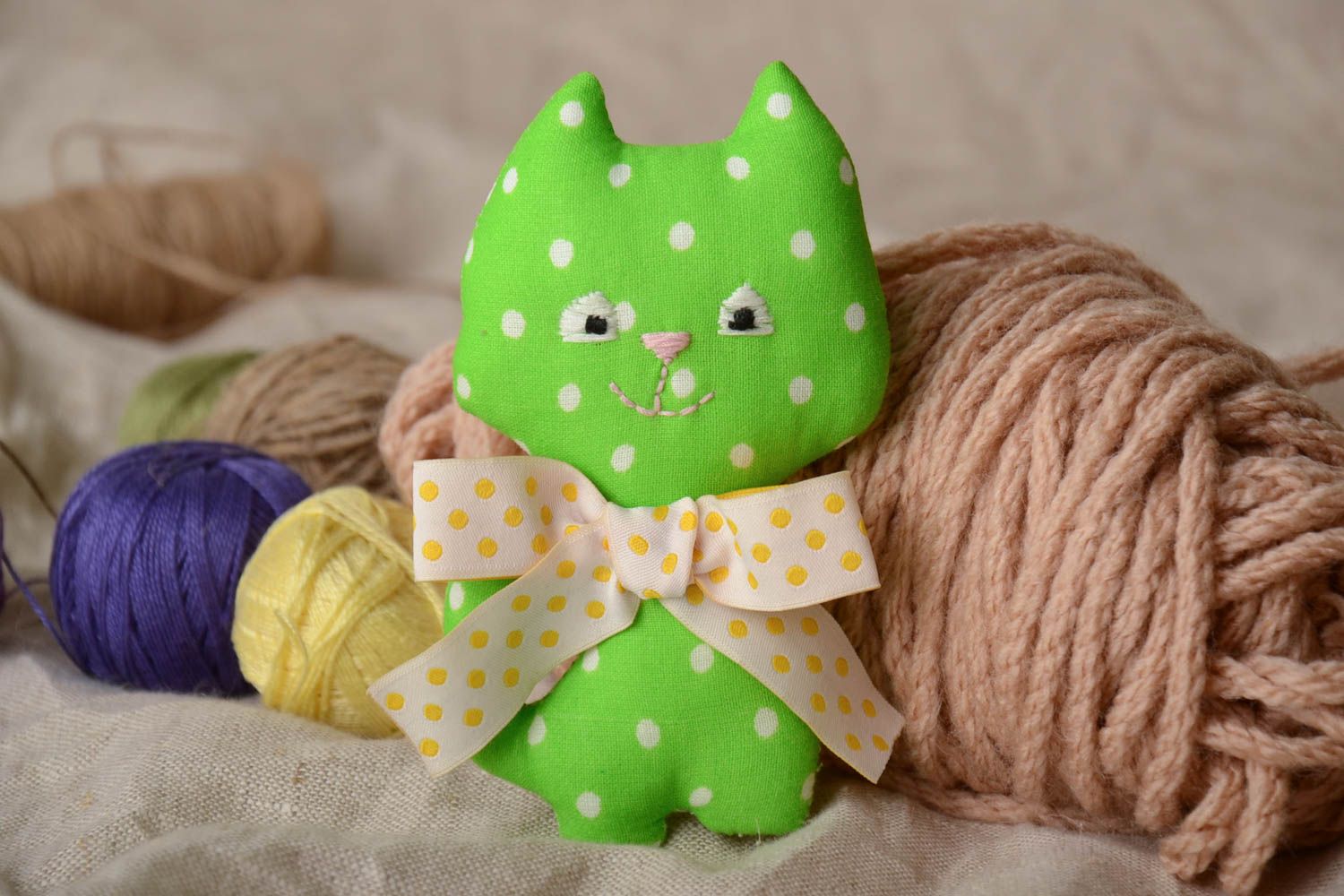 Мягкая игрушка кот маленькая зеленая в горошек пошитая из ситца ручная работа фото 1