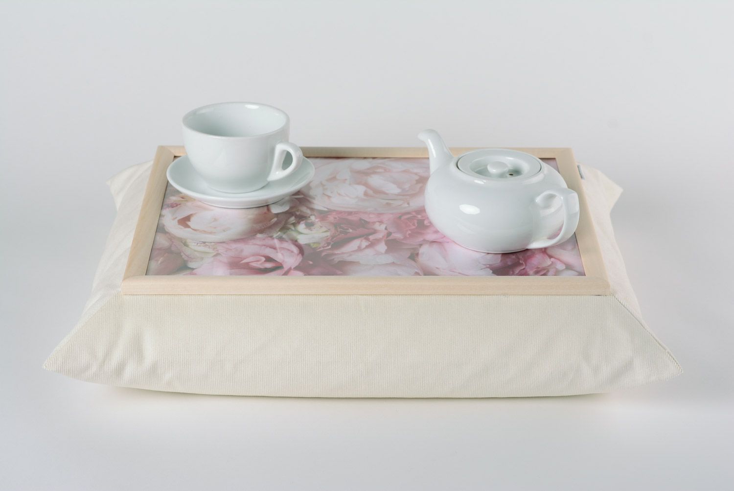 Almohada decorativa mesa pequeña artesanal de pana y acrílico foto 1
