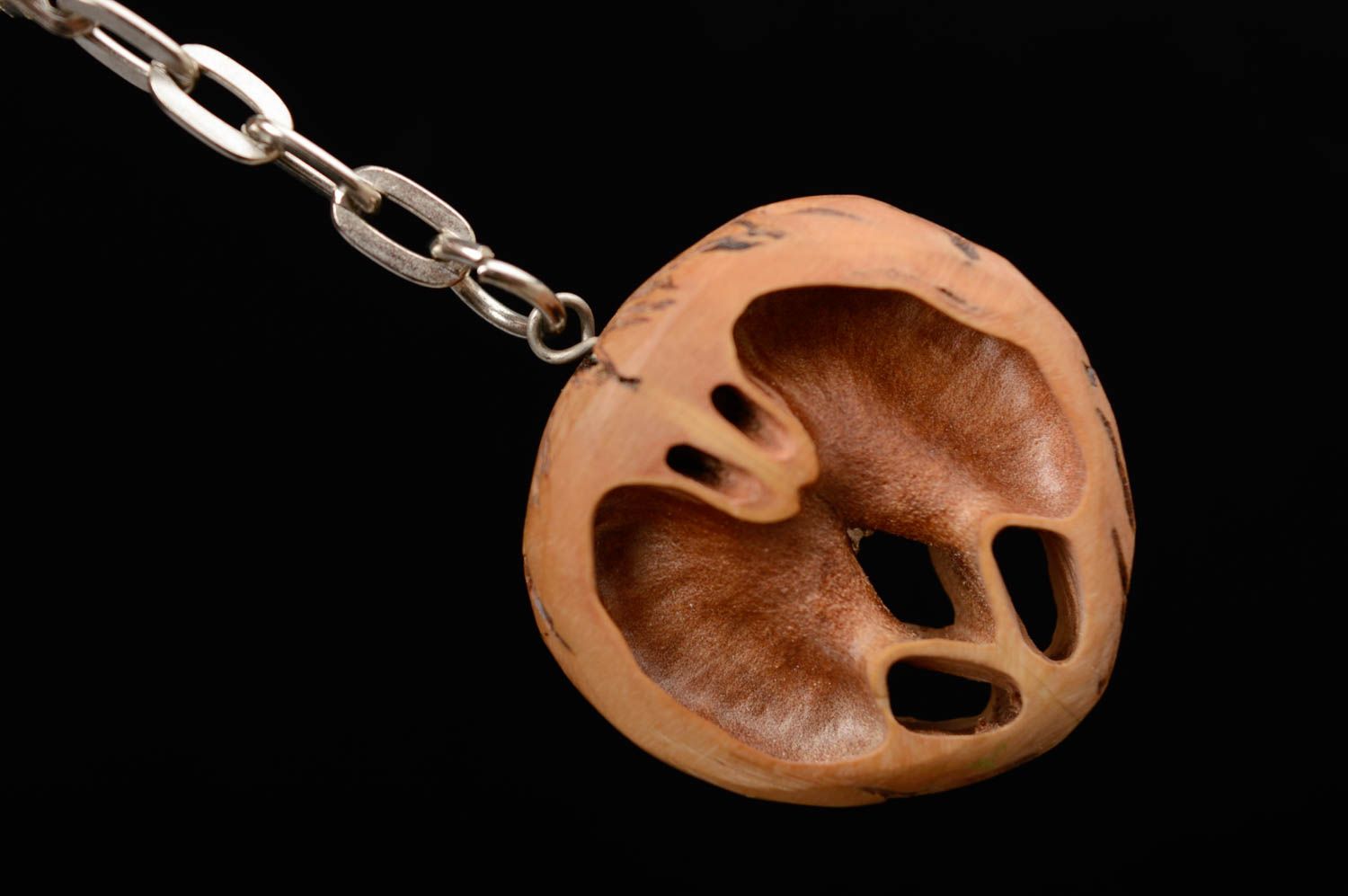 Porte-clés en noix insolite fait main marron avec fourniture métallique photo 2