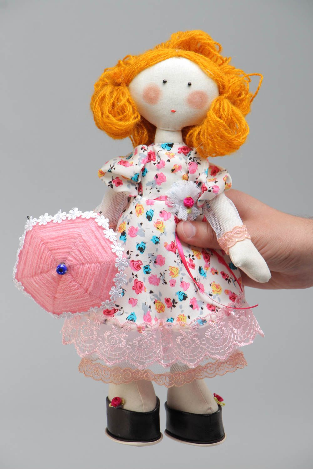 Muñeca de trapo con paraguas artesanal decorativa de tela pelirroja foto 4