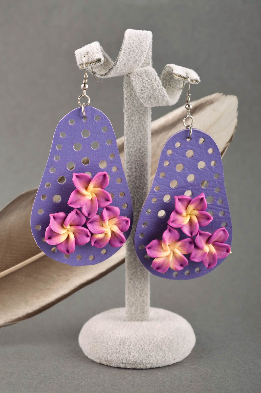 Boucles d'oreilles en cuir Bijou fait main violet avec fleurs Cadeau femme photo 1