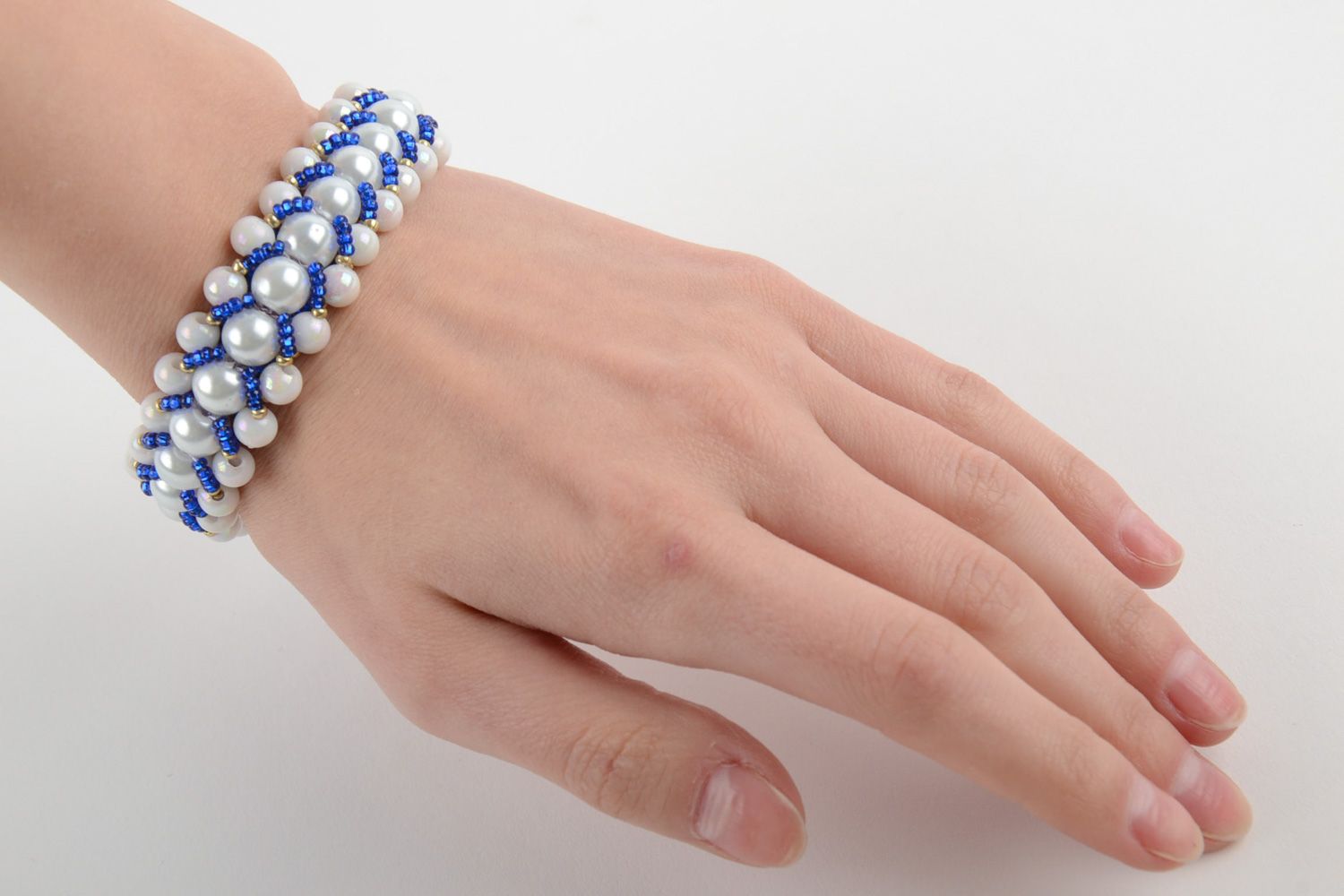 Bracelet en perles de rocaille et perles en plastique large blanc-bleu fait main  photo 5