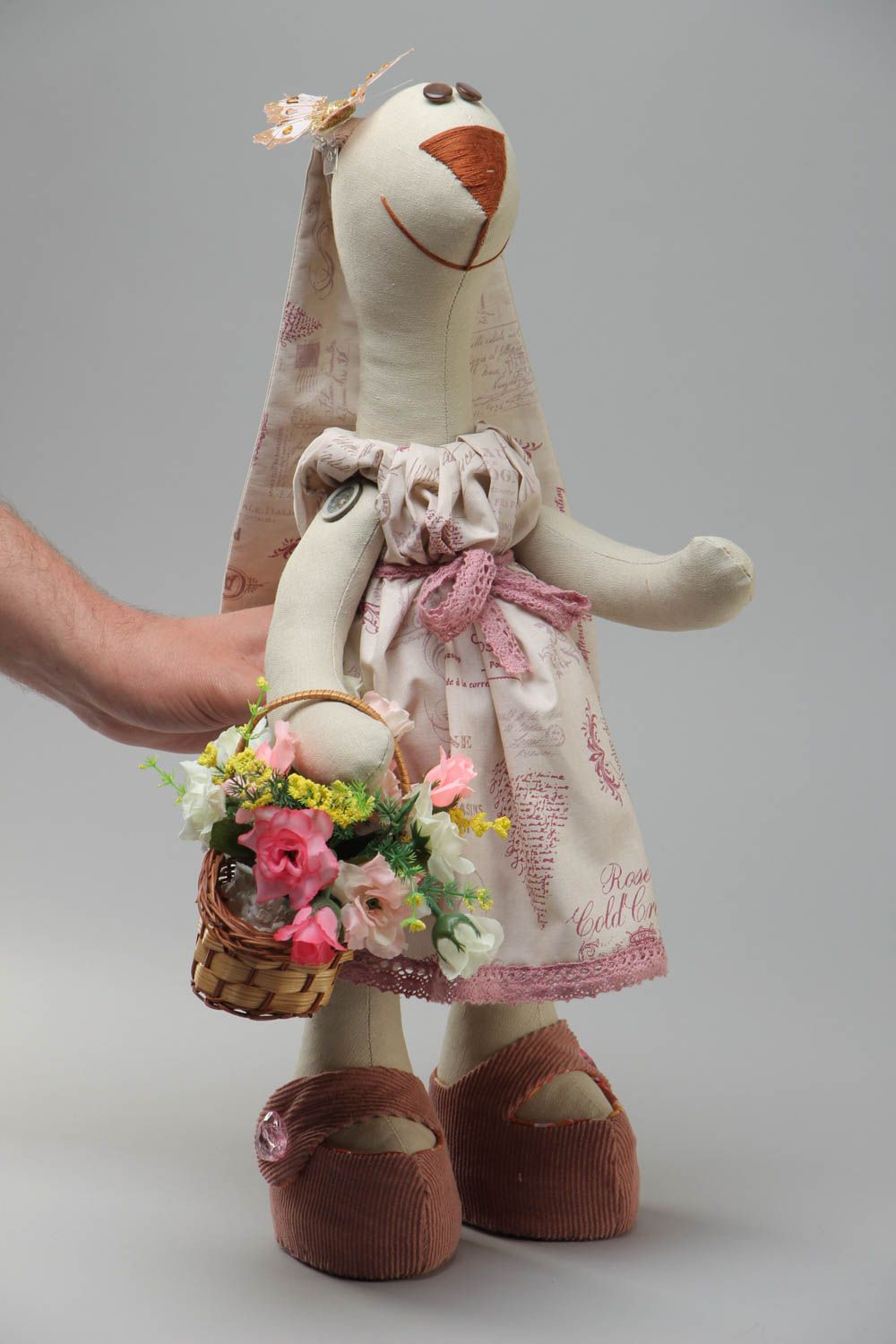 Künstlerisches Kuscheltier Häsin mit Korb aus Stoff interessante schöne Handarbeit foto 5