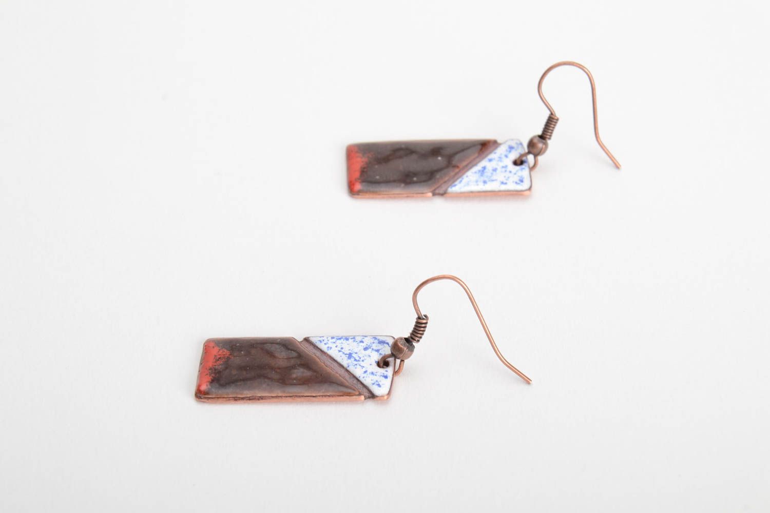 Pendientes de cobre rectangulares artesanales esmaltados a mano oscuros foto 4