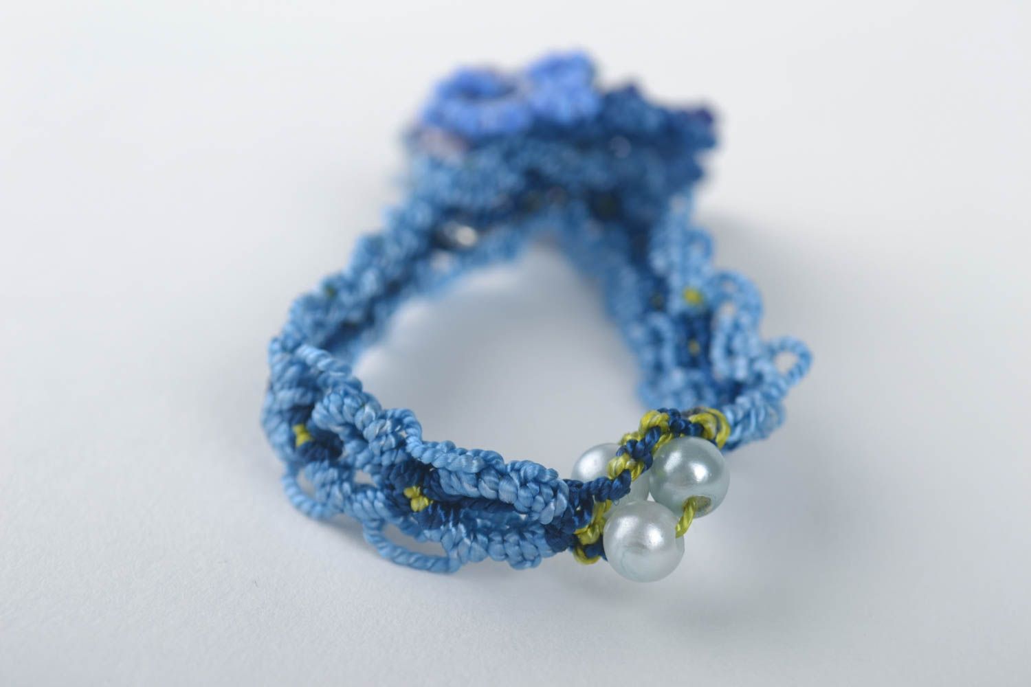 Bracelet design Broche textile faits main bleus tressés macramé Cadeau femme photo 3