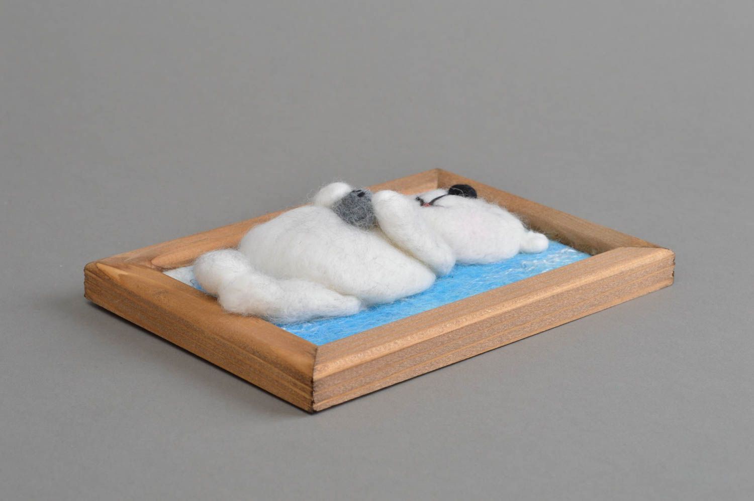 Handmade beautiful cute unusual woolen picture in wooden frame White bear photo 3
