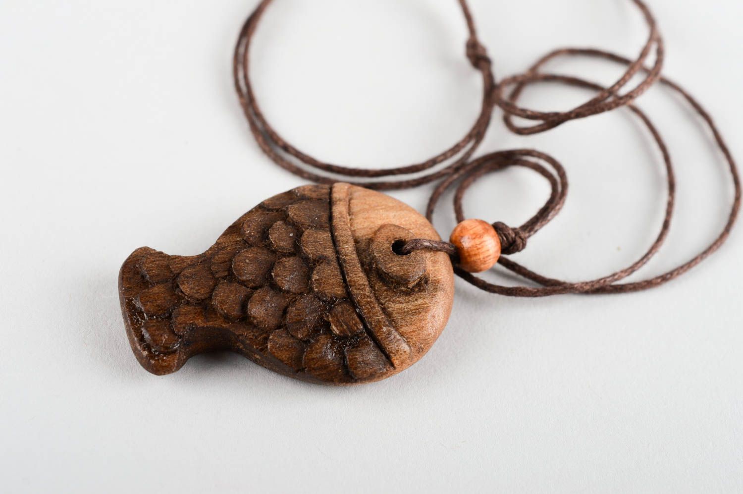 Кулон ручной работы аксессуар из дерева украшение на шею в виде маленькой рыбки фото 4