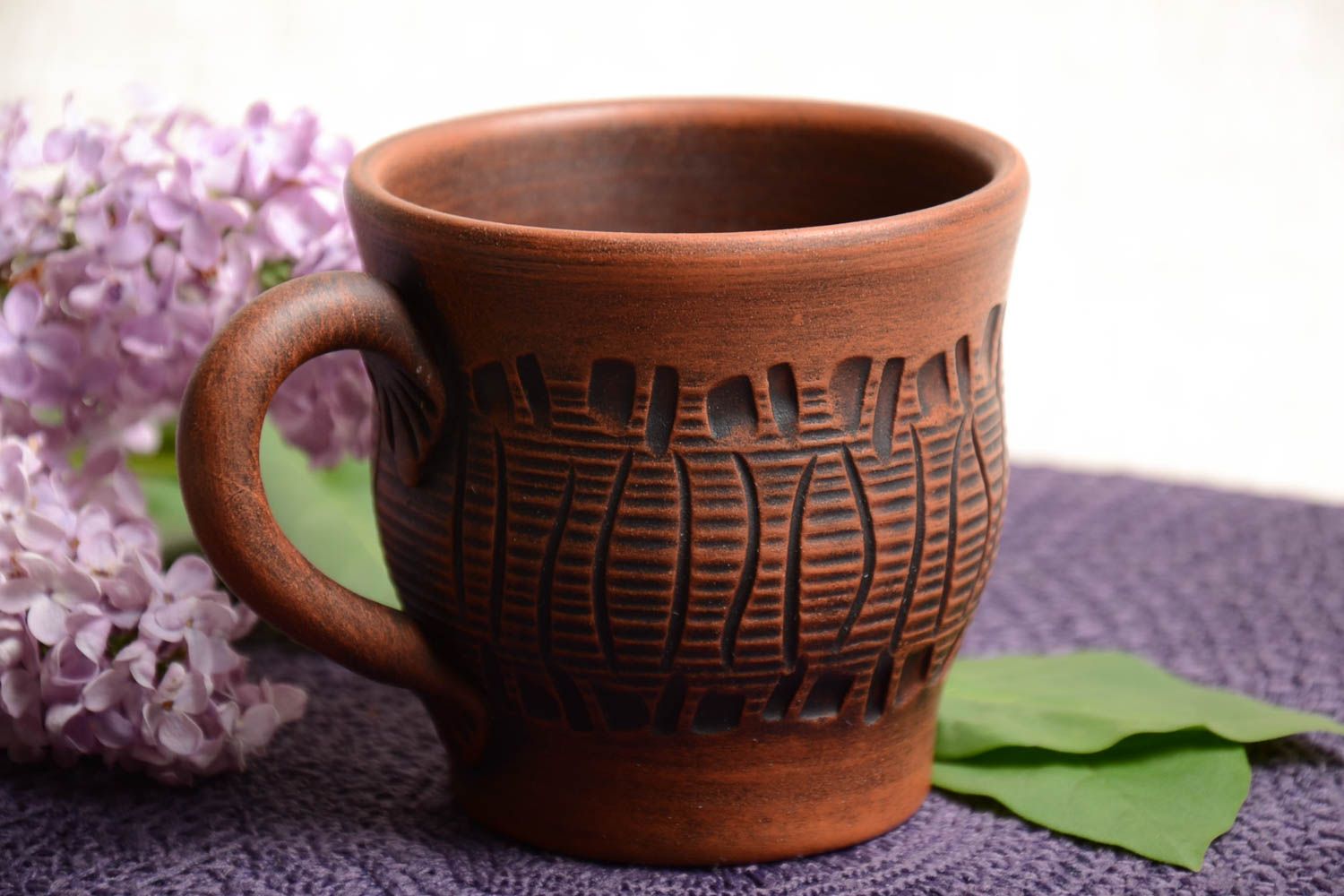 Глиняная чашка коричневая с узорами с ручкой объемом 400 мл красивая хэндй мейд фото 5