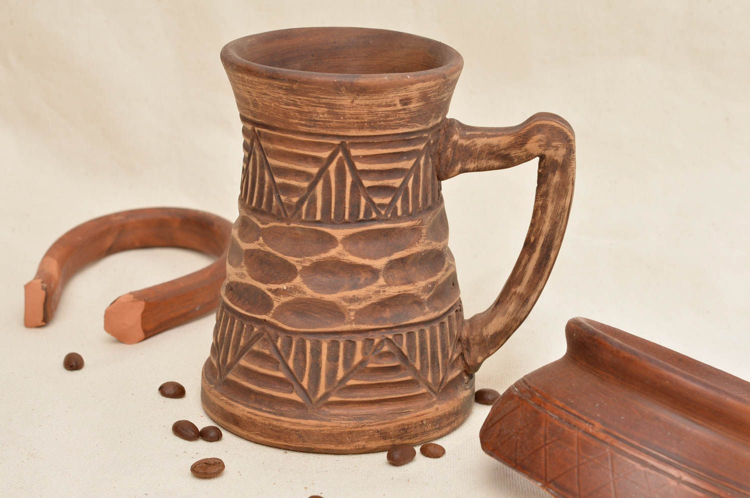 Tasse en céramique brune aux motifs géométriques en relief faite main  photo 1