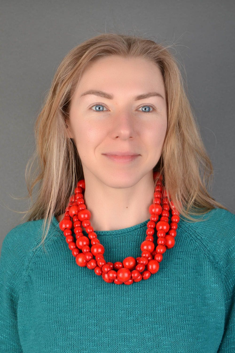 Collier en perles de bois rouges multirang fait main style ethnique Ukrainienne photo 2