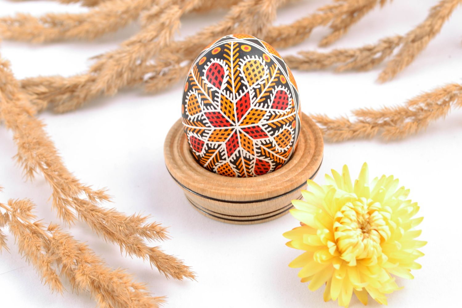 Oeuf de Pâques décoratif avec motifs riche photo 1