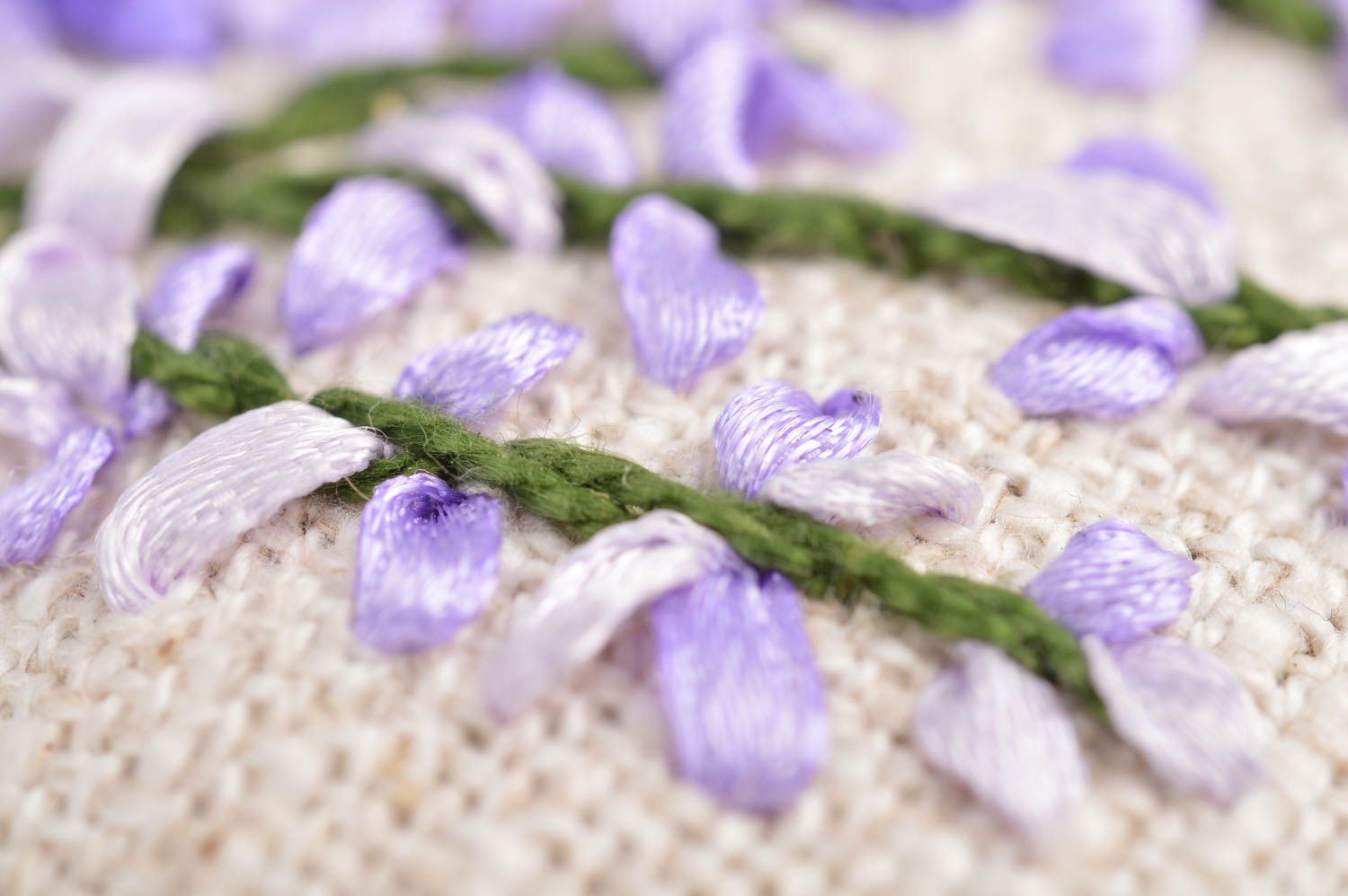 Coussin miniature gris lilas en lin fait main décoratif original brodé au ruban photo 4