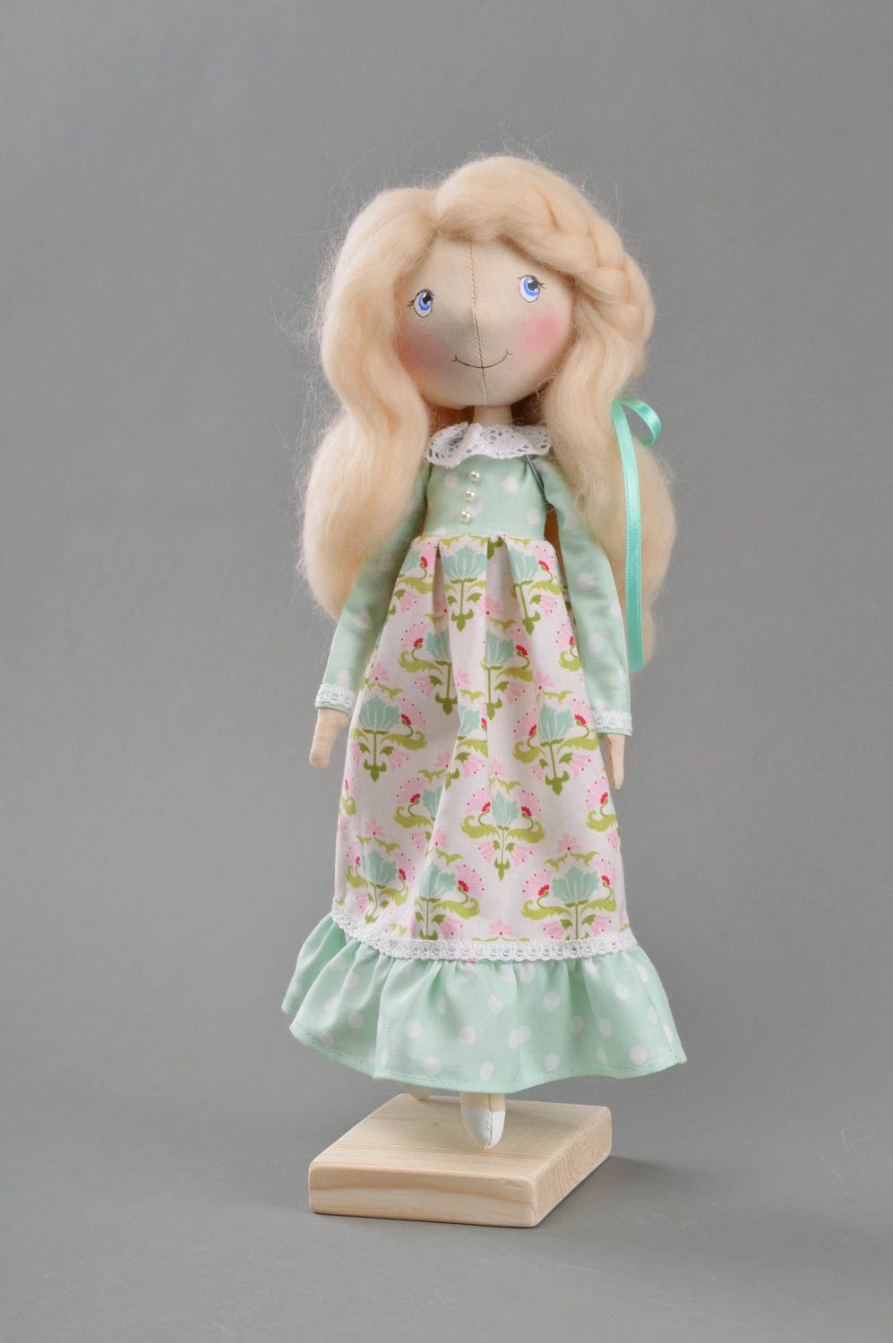 Авторская интерьерная кукла сшитая вручную из ткани с подставкой Одуванчик   фото 1