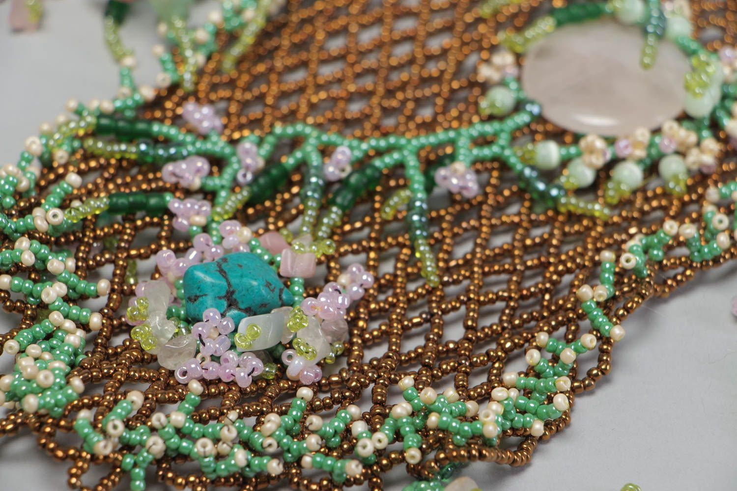 Ожерелье из бисера и натуральных камней плетеное ручной работы красивое фото 3