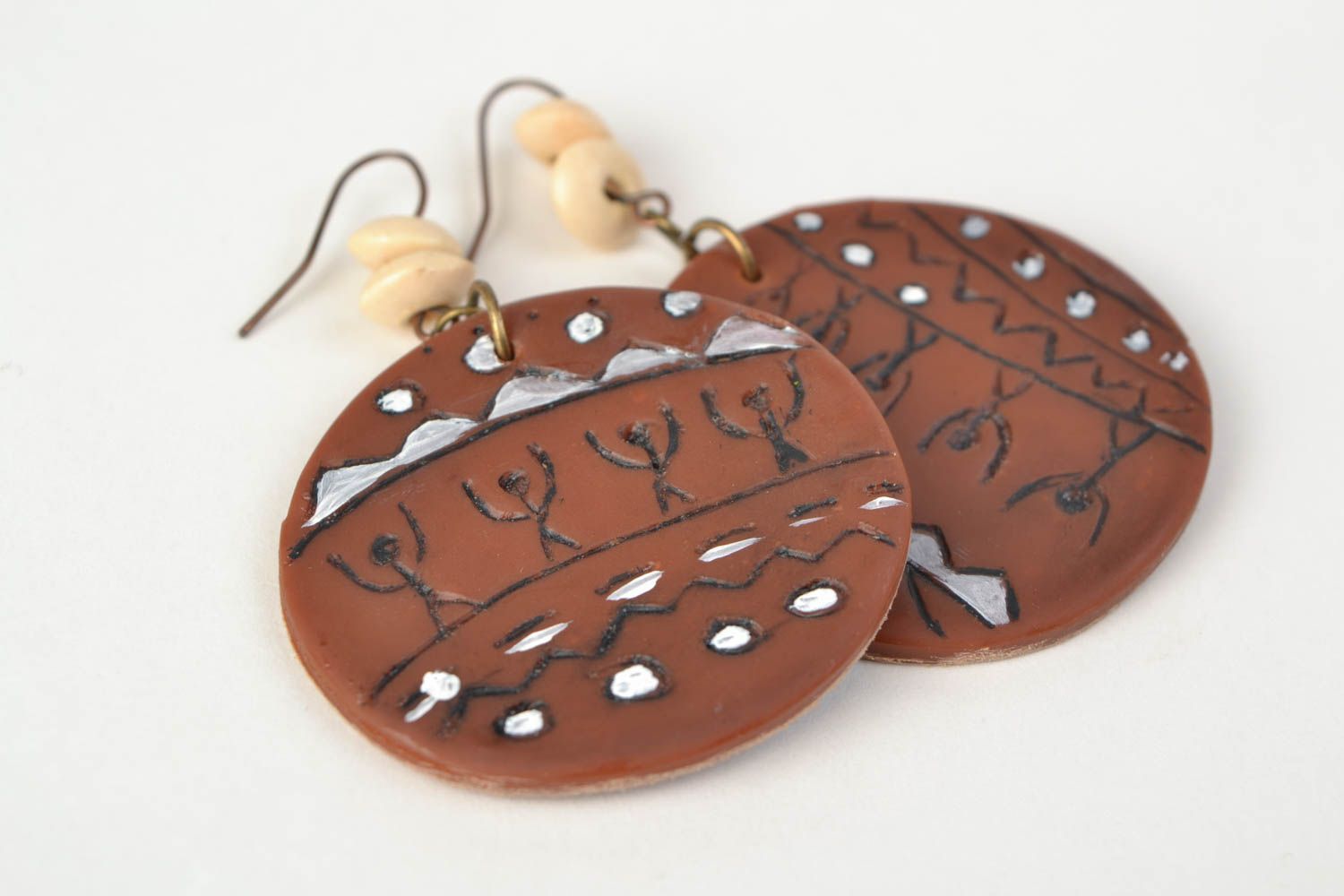 Handgemachte runde elegante braune Ohrringe aus Polymer Ton mit Bemalung Holzperlen foto 5