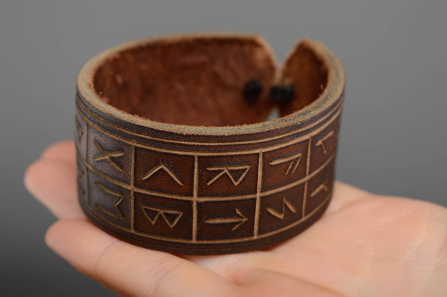Bracelet en cuir naturel marron large avec runes fait main original photo 5