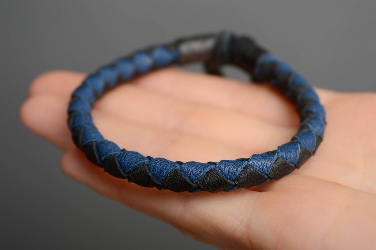 Bracelet tressé en cuir naturel bleu et noir fait main bijou pour homme photo 4