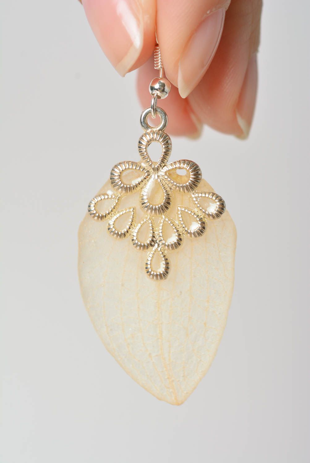 Lange beige Ohrringe mit Blumen im Epoxidharz Designer Accessoire handgemacht foto 2