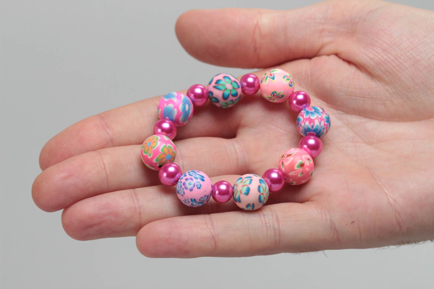 Colorful pink handmade children's plastic bracelet with beads photo 5