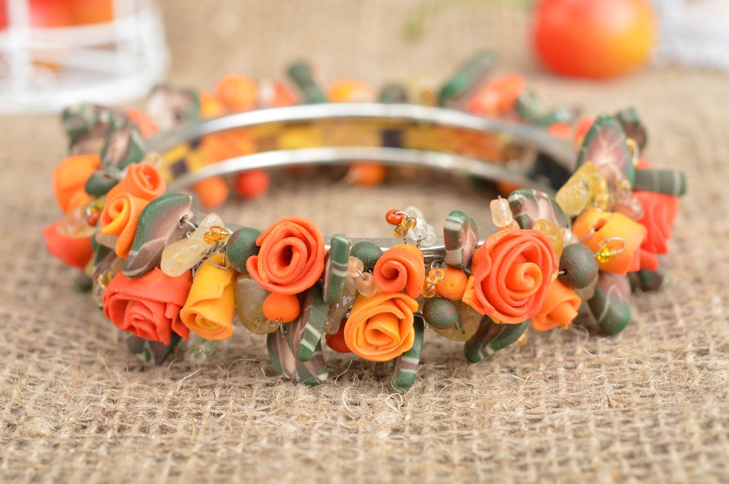 Красивый оранжевый браслет на руку с бисером и цветами из полимерной глины фото 1