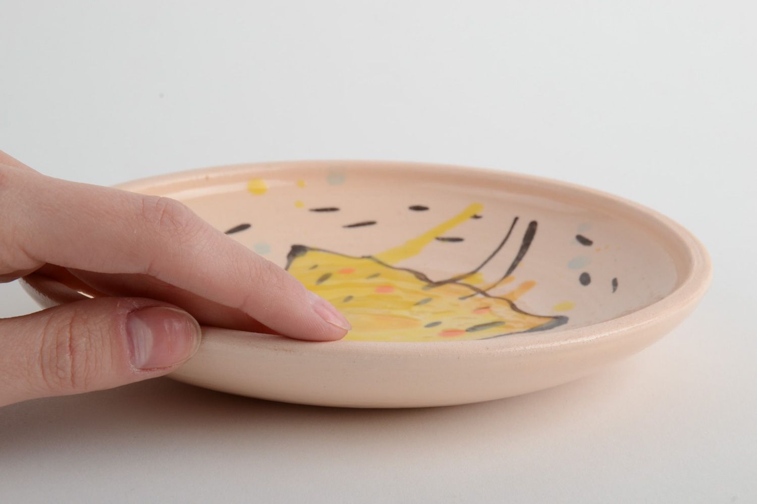 Handgemachter Teller aus Ton mit Glasur und Emallien bedeckt originell und schön foto 5