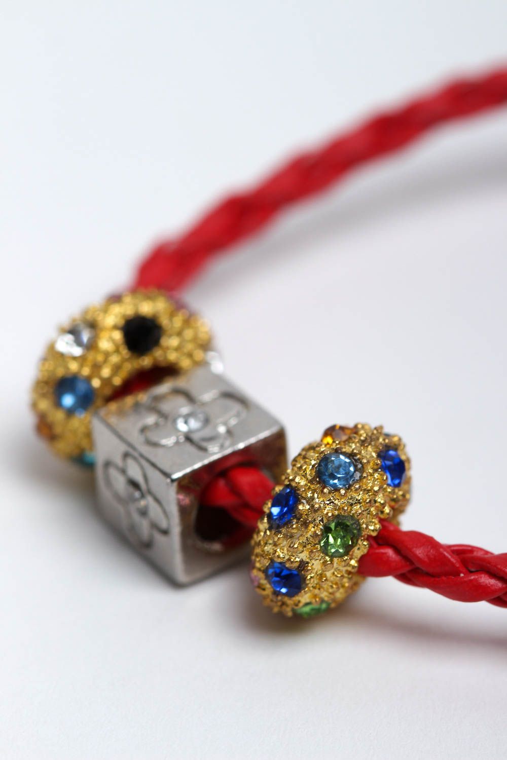 Bracelet textile rouge Bijou fait main pièces métalliques Accessoire femme photo 3