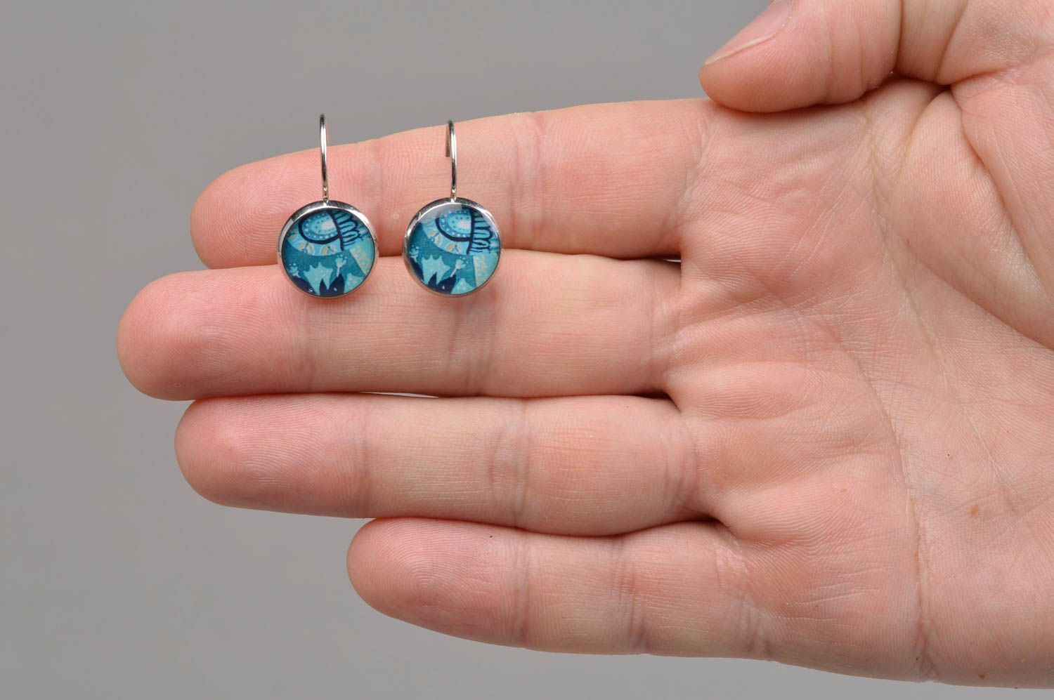 Boucles d'oreilles pendantes rondes bleues en métal et résine époxy faites main photo 4