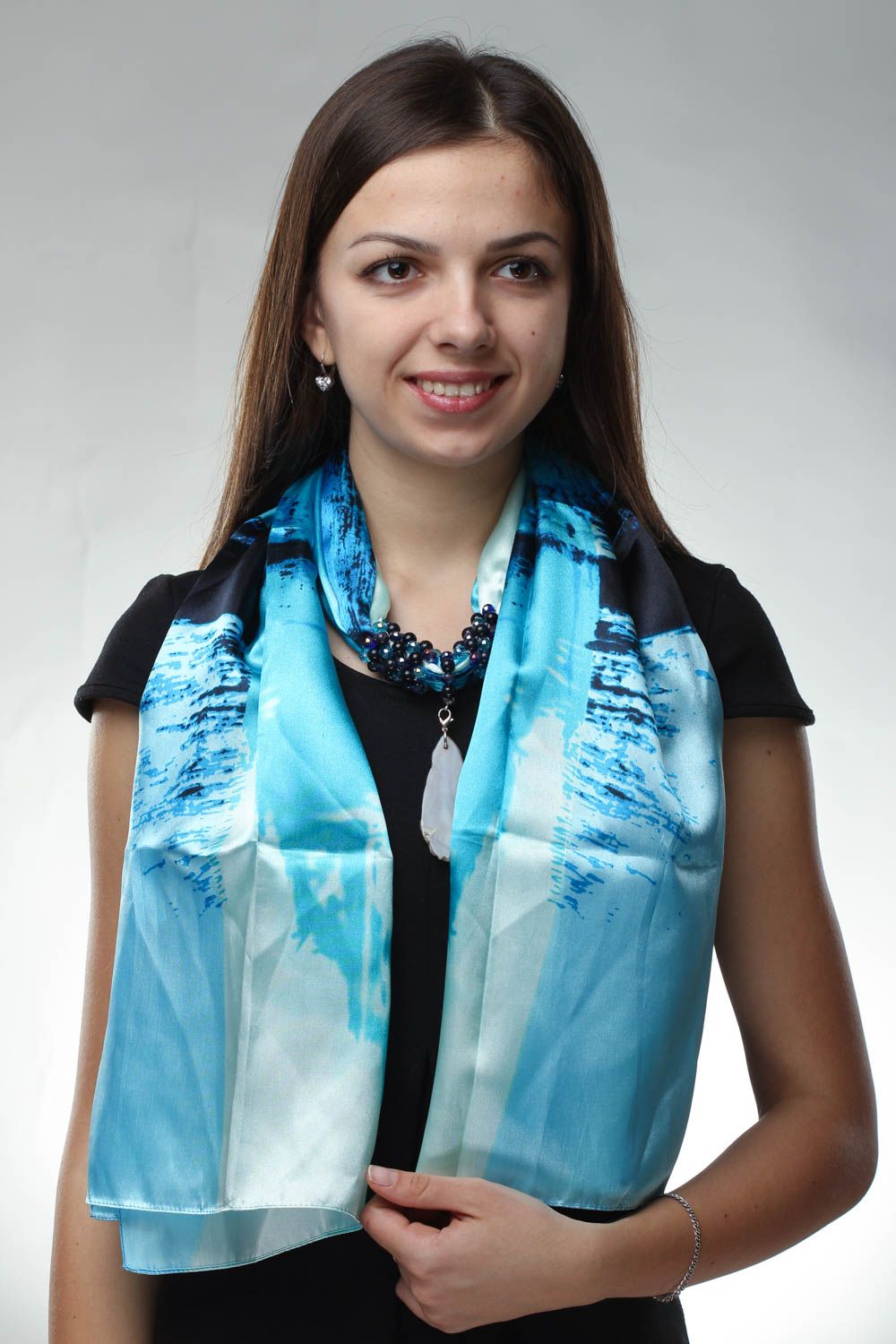 Pañuelo de seda con piedras de color azul turquí foto 1