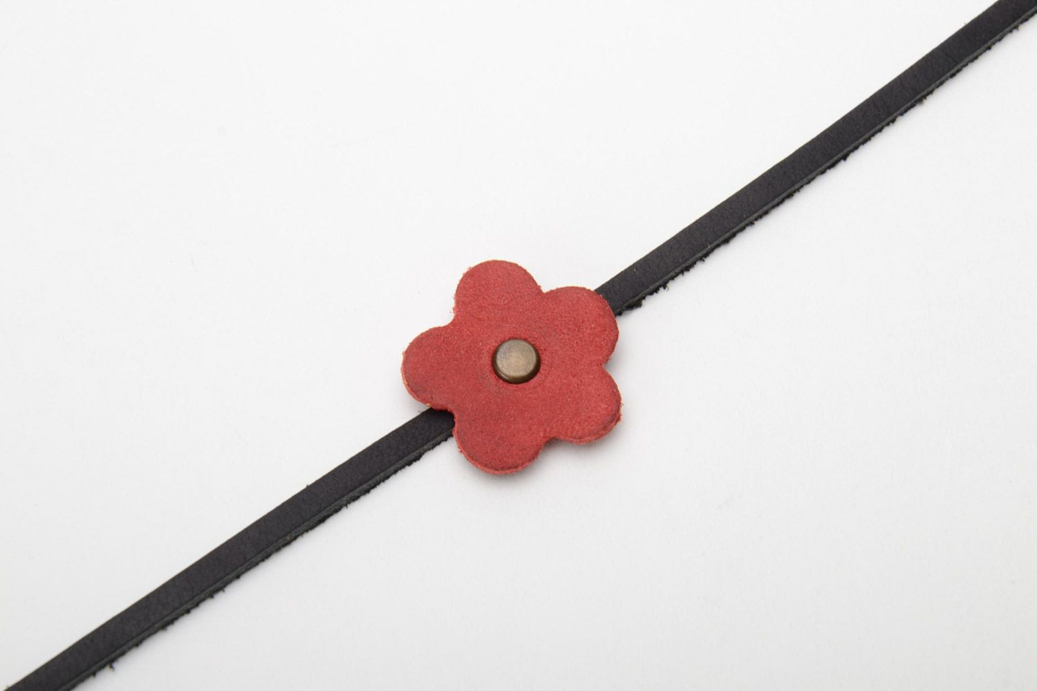 Handgemachtes dünnes schönes Armband aus Leder mit Blume und metallischem Niet foto 4