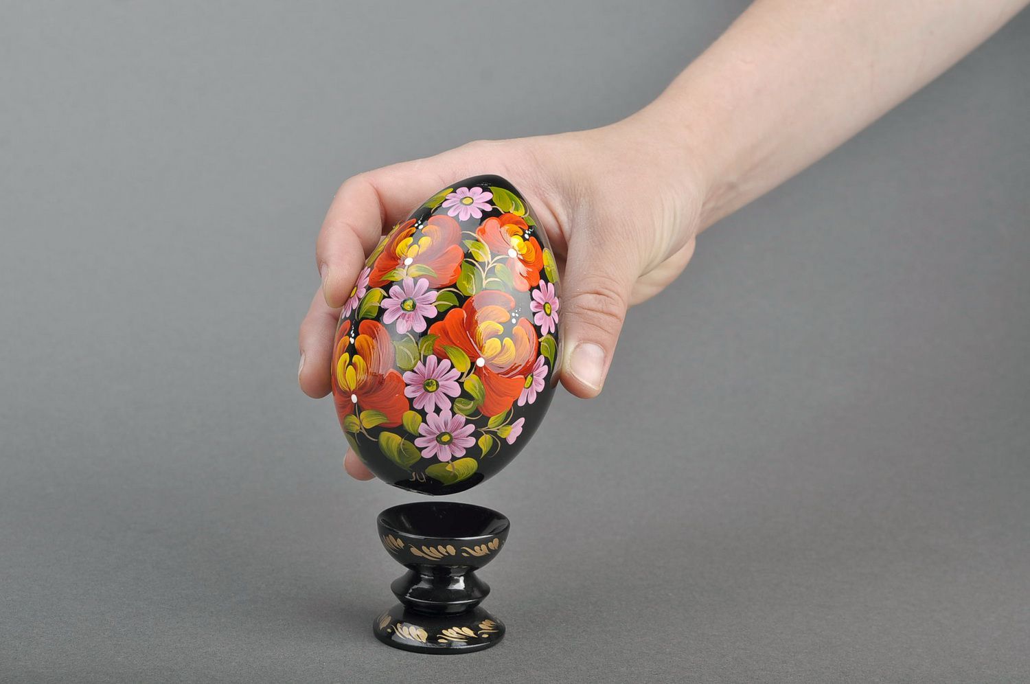 Деревянное декоративное яйцо на подставке Цветение пионов фото 5