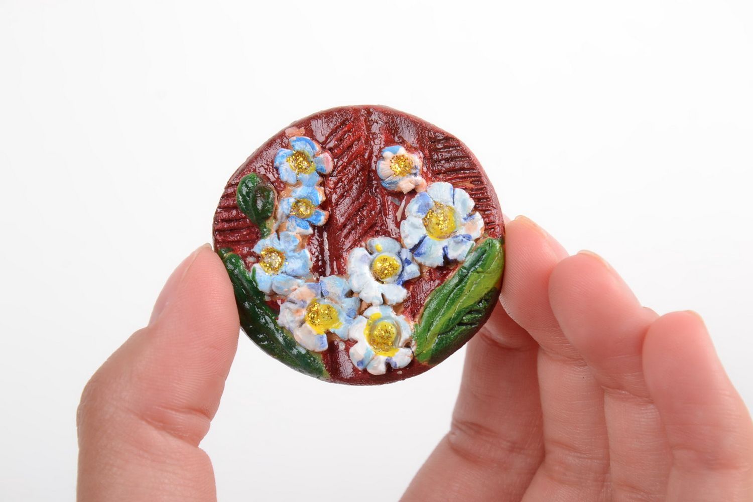 Круглый глиняный магнит на холодильник ручной работы расписной с цветами фото 3