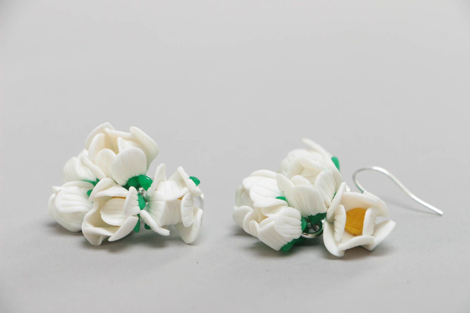 Белые серьги цветы из полимерной глины ручной работы оригинальные красивые нарядные фото 3